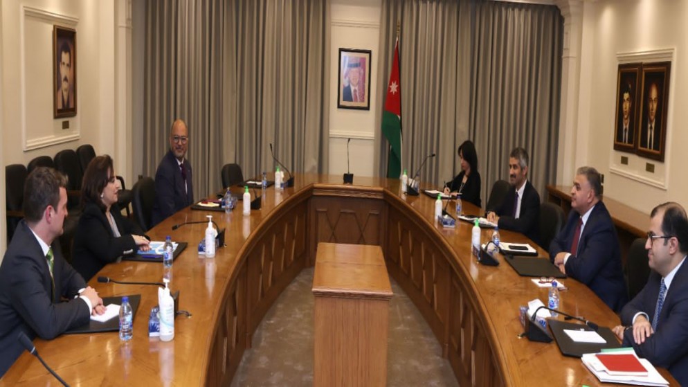 لقاء أمين عام وزارة الخارجية وشؤون المغتربين السفير ماجد القطارنة، الأحد مع وكيلة الأمين العام للأمم المتحدة والمديرة التنفيذية لهيئة الأمم المتحدة للمرأة سيما بحوث.(وزارة الخارجية)