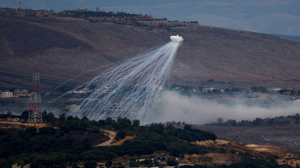قوات الاحتلال الإسرائيلي تطلق الفوسفور الأبيض على الحدود الإسرائيلية اللبنانية، 12 تشرين الثاني 2023. (رويترز)