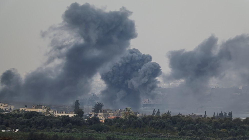 دخان يتصاعد بعد غارات للاحتلال الإسرائيلي على مبان سكنية للمدنيين على قطاع غزة المحاصر. 19/11/2023. (رويترز)
