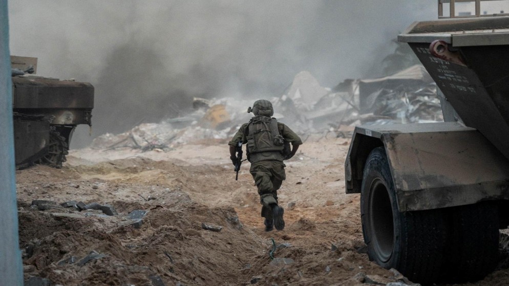 جندي إسرائيلي خلال توغل محدود لقوات الاحتلال في قطاع غزة. 18/11/2023. (رويترز)