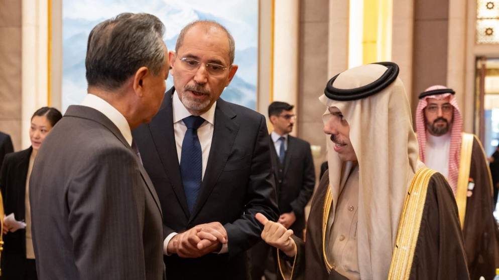 نائب رئيس الوزراء وزير الخارجية وشؤون المغتربين أيمن الصفدي خلال لقائه وزير الخارجية الصيني وانغ يي. (وزارة الخارجية الفلسطينية)