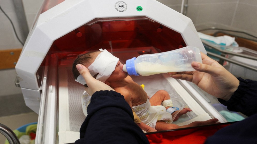 طفل تم إجلاؤه من حاضنة في مستشفى الشفاء بمدينة غزة، 19 تشرين الثاني 2023. (رويترز)