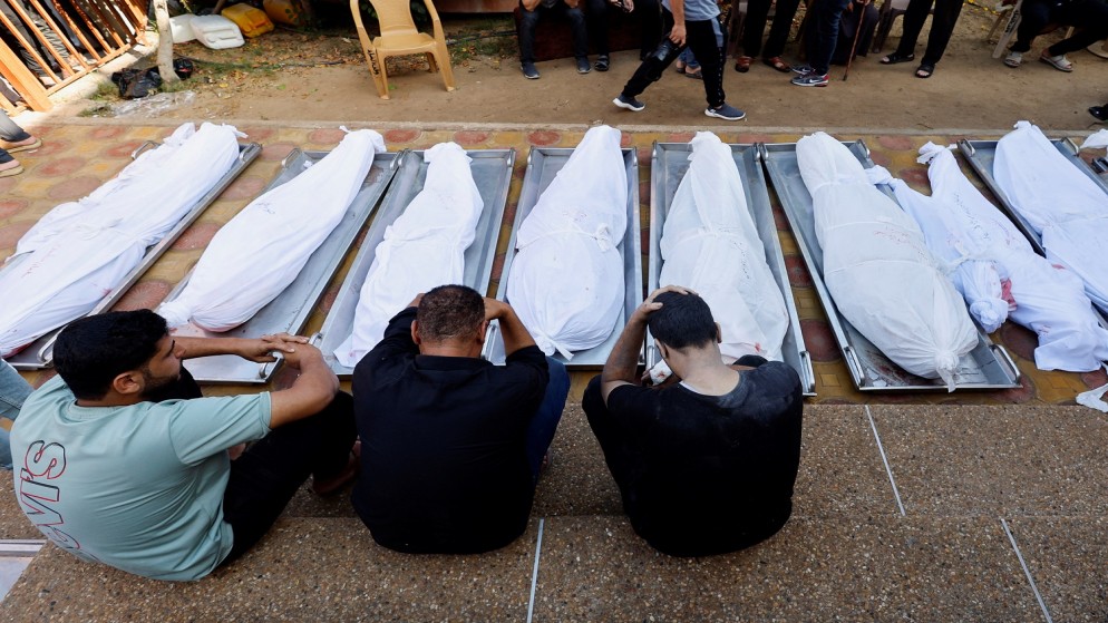 شهداء إثر غارات إسرائيلية في مستشفى ناصر في خان يونس جنوب قطاع غزة، 7 تشرين الثاني، 2023. (رويترز)