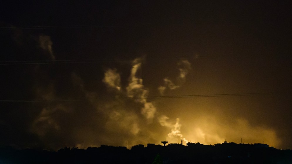 قنابل مضيئة أطلقها جيش الاحتلال الإسرائيلي على قطاع غزة، 20 تشرين الثاني 2023. (أ ف ب)