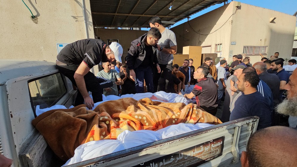 مشيعون بجوار جثث فلسطينيين استشهدوا في غارات إسرائيلية في المستشفى الإندونيسي في شمال قطاع غزة. 8 تشرين الثاني 2023. (رويترز)