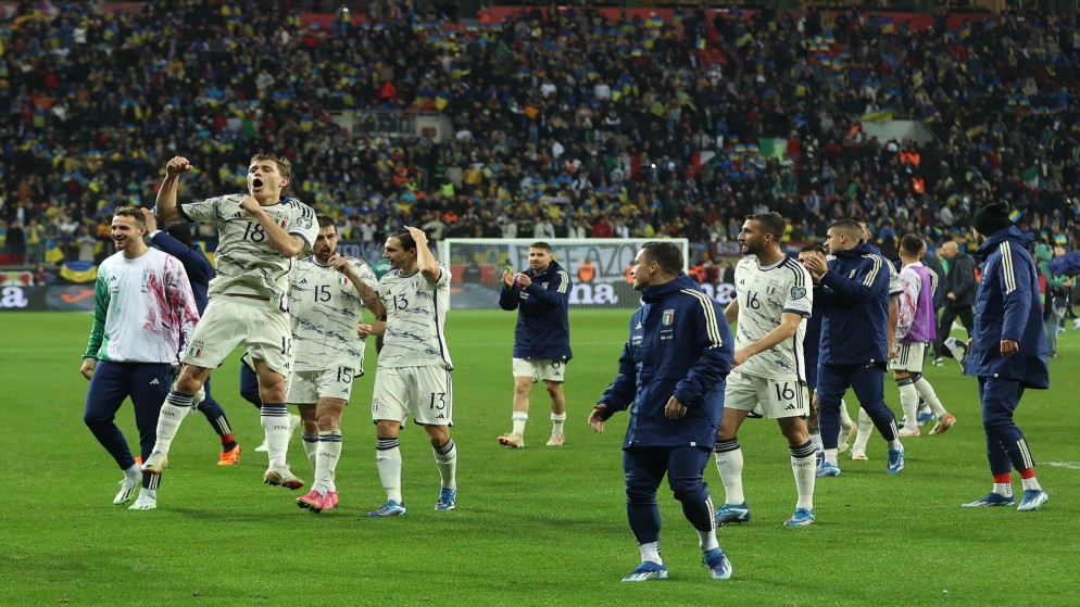 احتفال لاعبي المنتخب الإيطالي بعد التأهل إلى بطولة كأس أوروبا لكرة القدم 2024. (أ ف ب)