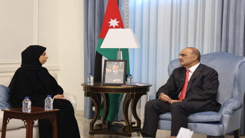رئيس الوزراء بشر الخصاونة في مكتبه في دار رئاسة الوزراء مع وزيرة الدولة للتعاون الدولي في دولة قطر لولوة بنت راشد الخاطر.(بترا)