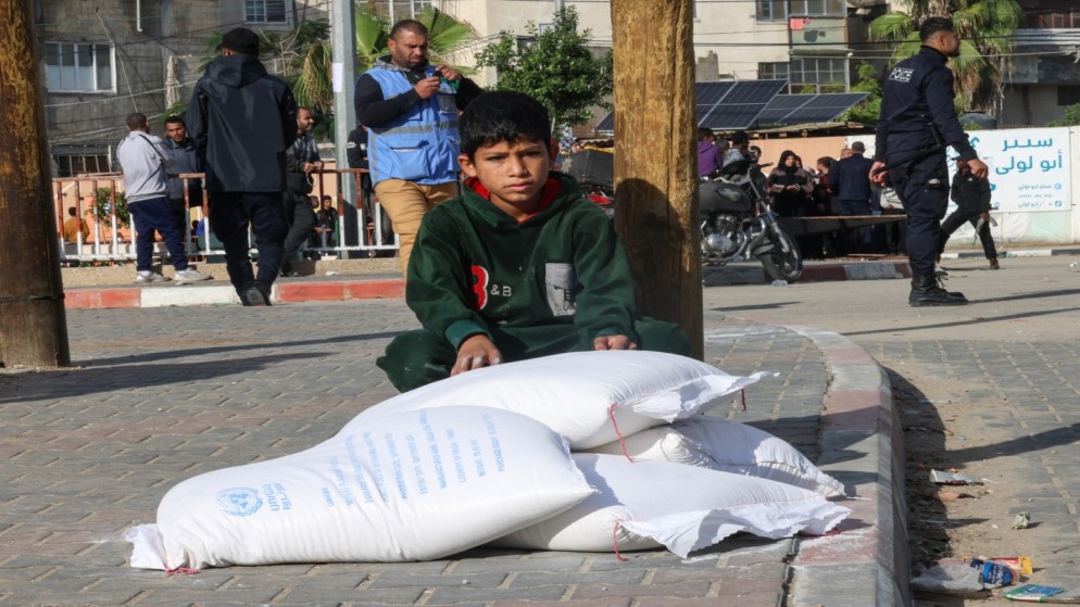 فلسطينيون يتسلمون أكياس الطحين في مركز التوزيع التابع لوكالة الأمم المتحدة لإغاثة وتشغيل اللاجئين الفلسطينيين (الأونروا) في مخيم رفح للاجئين في جنوب قطاع غزة .21 نوفمبر 2023.(أ ف ب)