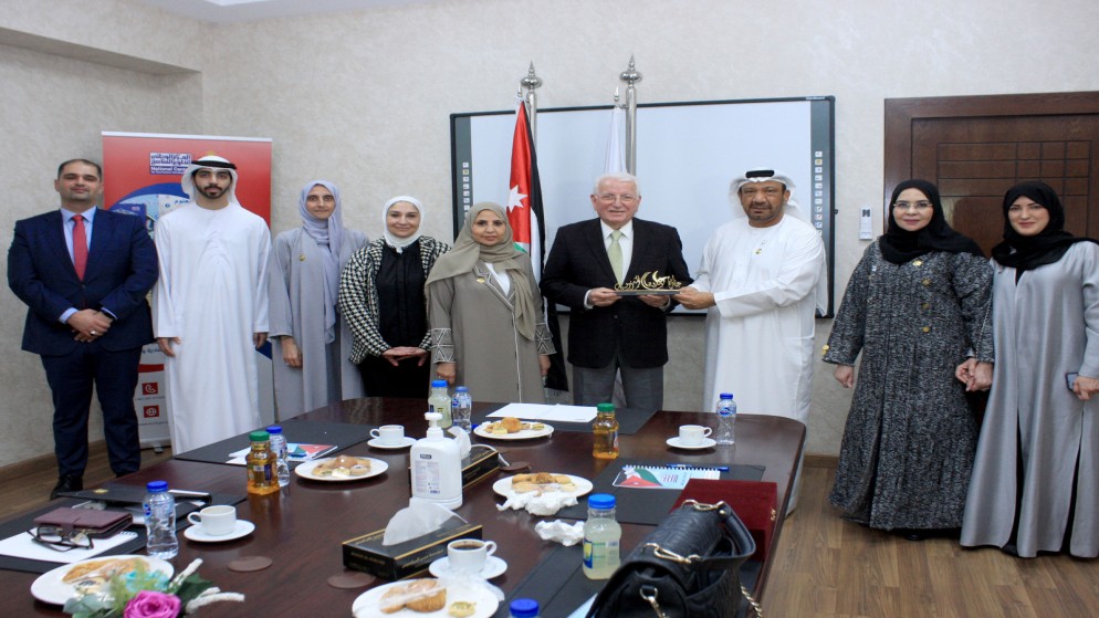 رئيس المركز الوطني لتطوير المناهج يستقبلُ وفدا من الأمانة العامّة لجائزة خليفة التربويّة.(بترا)