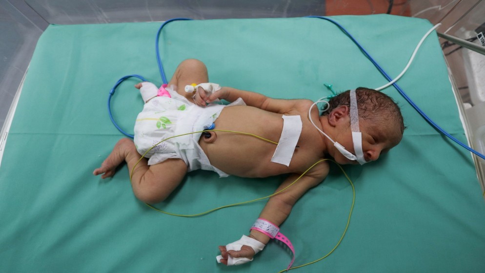 طفل فلسطيني في حاضنة في قسم الخداج في مستشفى الشفاء في غزة، 22 تشرين الأول 2023. (رويترز)