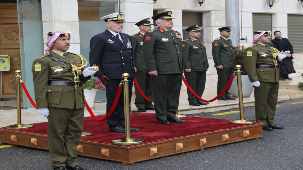 رئيس هيئة الأركان المشتركة اللواء يوسف الحنيطي يستقبل رئيس هيئة أركان الدفاع الإيطالي. (بترا)