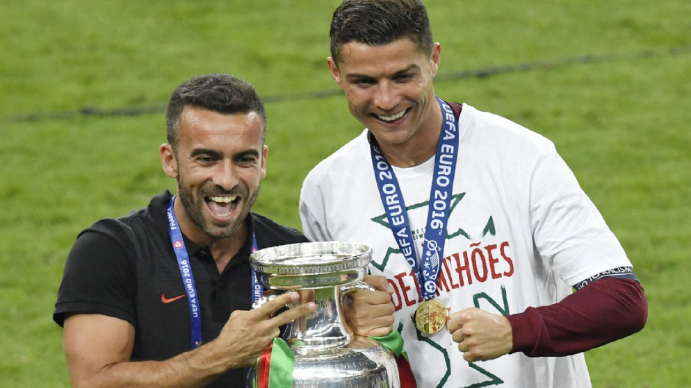 ريكاردو ريغوفي خلال صورة تجمعه مع النجم البرتغالي كريستيانو رونالدو ويحملان كأس أوروبا بعد التتويج بها عام 2016. (أ ف ب)
