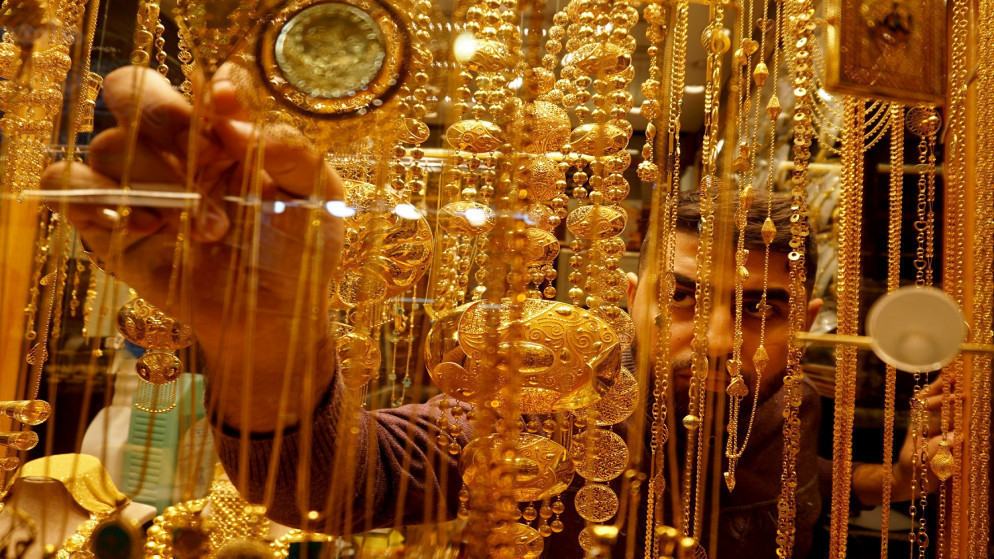 صائغ يرتب الذهب في متجره. (علاء المرجاني/ رويترز)