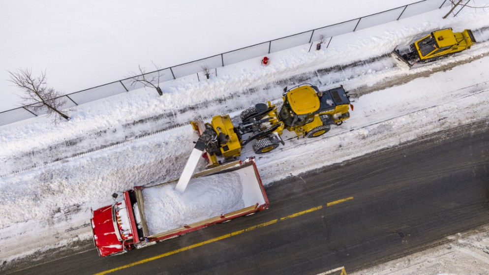 صورة جوية لعملية إزالة الثلوج في مونتريال، كيبيك، كندا، 27 كانون الثاني/يناير 2023. (أ ف ب)
