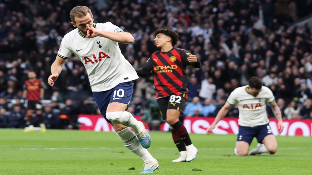 مهاجم توتنهام هوتسبير الإنجليزي يحتفل بتسجيله هدفا أمام مانشستر سيتي في الدوري الإنجليزي. (أ ف ب)