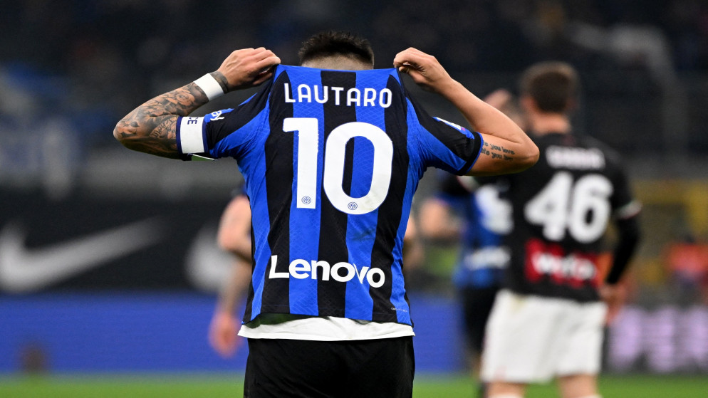 المهاجم الأرجنتيني لاوتارو مارتينيس يحتفل بعد تسجيله هدفا في مرمى ميلان ضمن منافسات الدوري الإيطالي لكرة القدم. (رويترز)