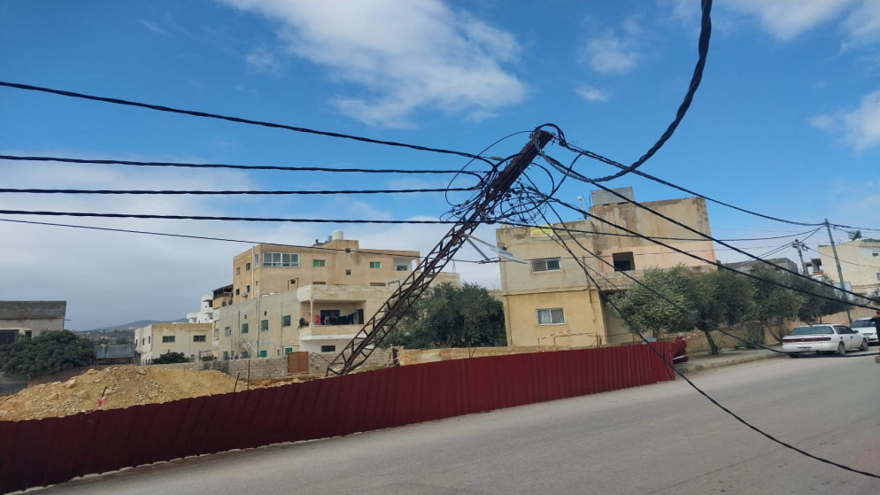 إغلاق شارع رئيسي في جرش بعد سقوط عمود كهرباء بسبب الرياح.6/2/2023. (المملكة)