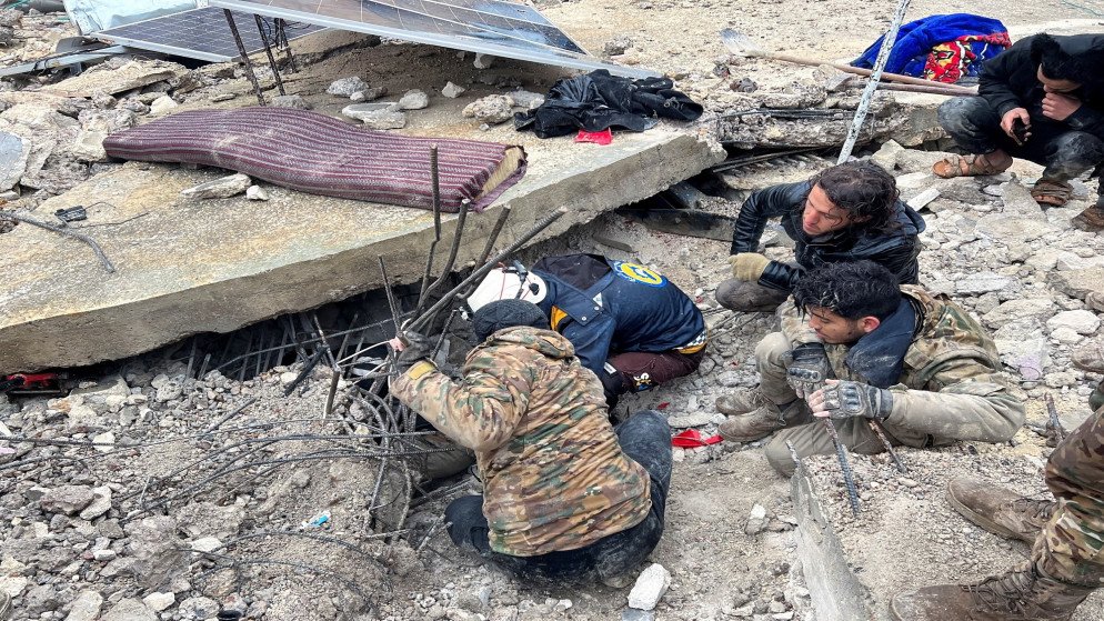 عمال إنقاذ يبحثون عن ناجين تحت الأنقاض في أعقاب زلزال وقع في بلدة جندريس التي تسيطر عليها المعارضة السورية. 06/02/2023. (خليل عشاوي/ رويترز)