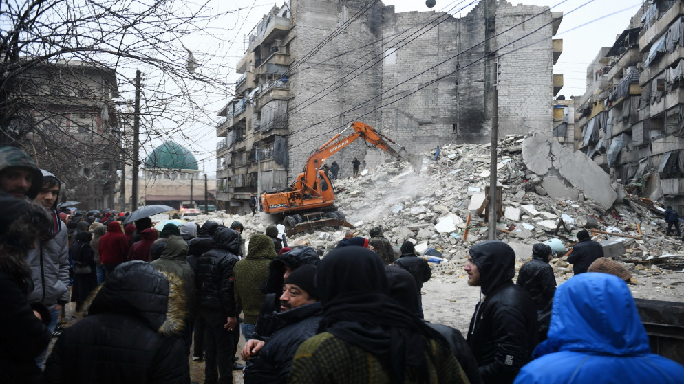 فرق إنقاذ تبحث عن ناجين تحت أنقاض مبنى منهار بعد زلزال في مدينة حلب شمال سوريا. 6 فبراير 2023. (أ ف ب)