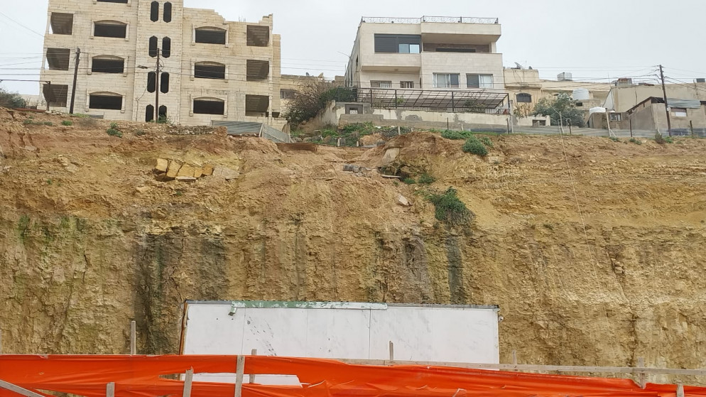 إنذار مالك قطعة أرض في جرش لبناء جدار استنادي لحماية شارع من الانهيارات.6/2/2023.(المملكة)