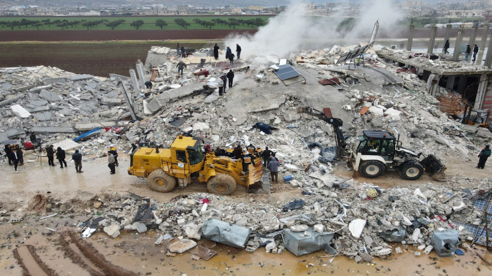 مشهد جوي للبحث عن الضحايا والناجين تحت أنقاض المباني المنهارة، إثر الزلزال الذي ضرب بلدة سرمدا بريف محافظة إدلب شمال غرب سوريا، 6 شباط 2023. (أ ف ب)