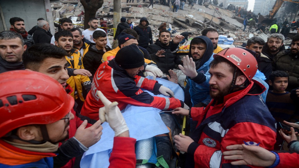 عمال إنقاذ ومتطوعون يخرجون أحد الناجين من تحت الأنقاض في ديار بكر في 6 فبراير 2023. (أ ف ب)