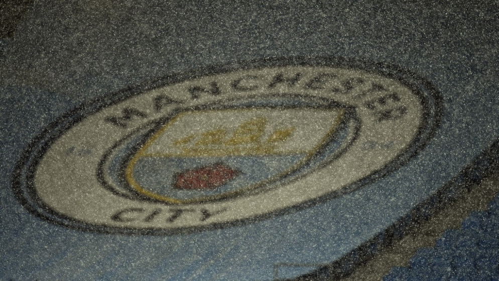 شعار نادي مانشستر سيتي. (أ ف ب)