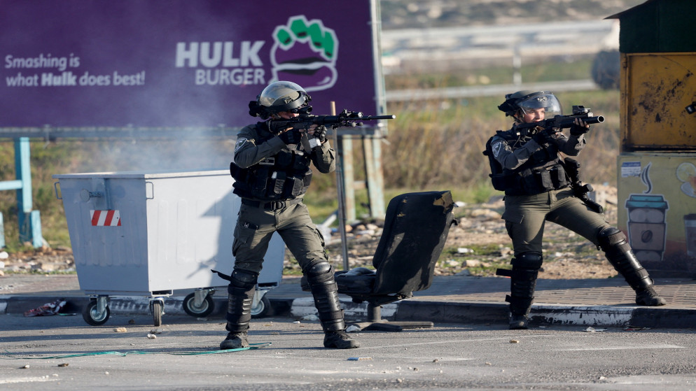 جنود من جيش الاحتلال الإسرائيلي خلال مواجهات مع فلسطينيين في رام الله في الضفة الغربية المحتلة. (رويترز)