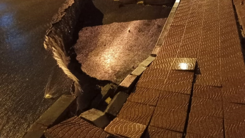 تصدعات في شارع يربط الوسط التجاري بحي الجبل الأخضر داخل قصبة جرش جراء هبوطات في جدار استنادي. (بلدية إربد الكبرى)
