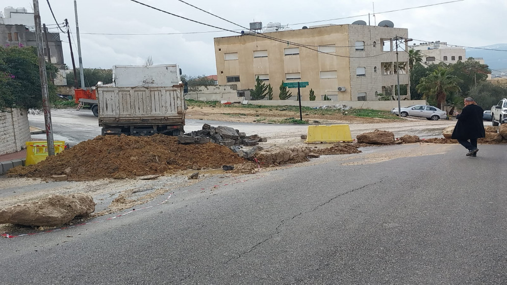 إغلاق شارع رئيسي في جرش بسبب انهيار جدار استنادي-صور