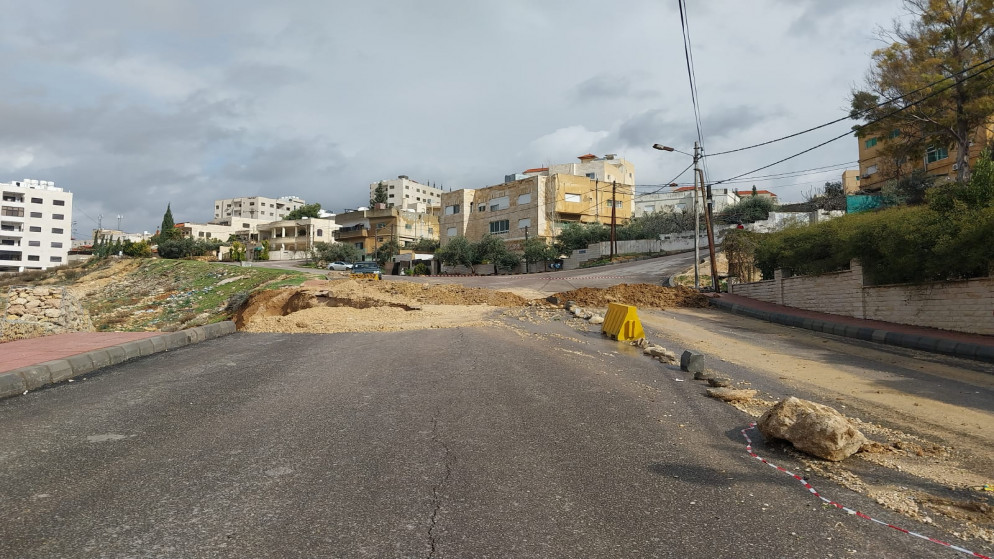 إغلاق شارع رئيسي في جرش بسبب انهيار جدار استنادي-صور