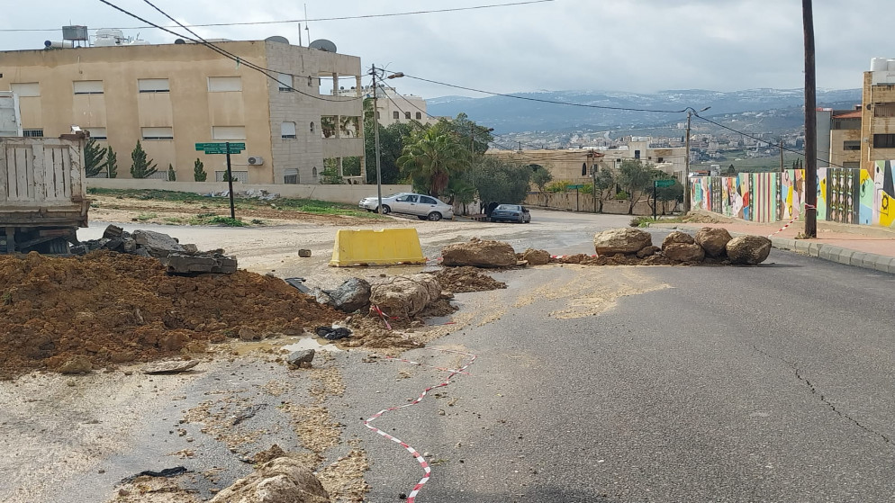 إغلاق شارع رئيسي في جرش بسبب انهيار جدار استنادي-صور
