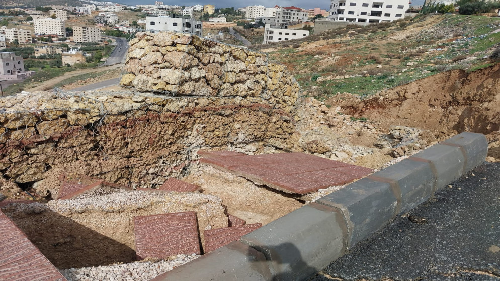 إغلاق شارع رئيسي في جرش بسبب انهيار جدار استنادي-صور