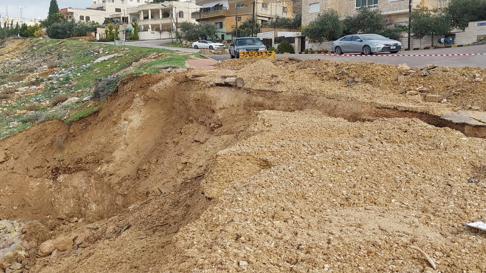 إغلاق شارع رئيسي في جرش بسبب انهيار جدار استنادي-صور