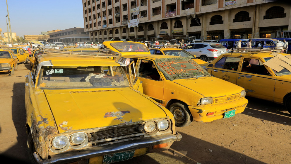 سائق تاكسي يستريح داخل سيارة بينما ينتظر العملاء في محطة تاكسي الخرطوم العامة في الخرطوم ، السودان ، 26 فبراير 2023.(رويترز)