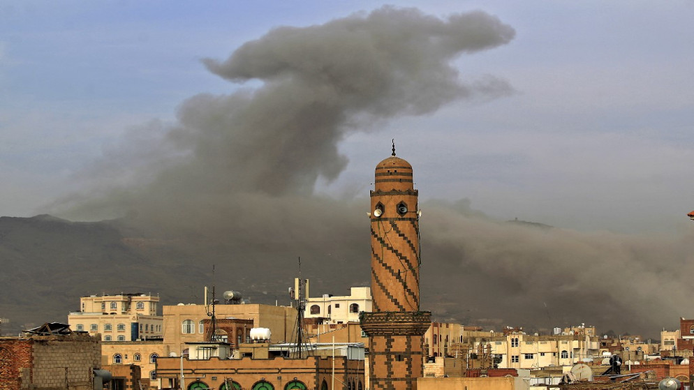 دخان يتصاعد في أعقاب غارة جوية في العاصمة اليمنية صنعاء.16 يونيو / حزيران 2020 .(رويترز)