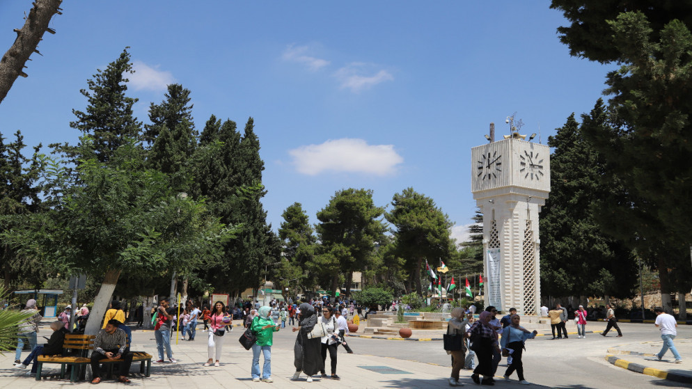 طلاب في الساحة الرئيسية للجامعة الأردنية في عمّان. (الجامعة الأردنية)