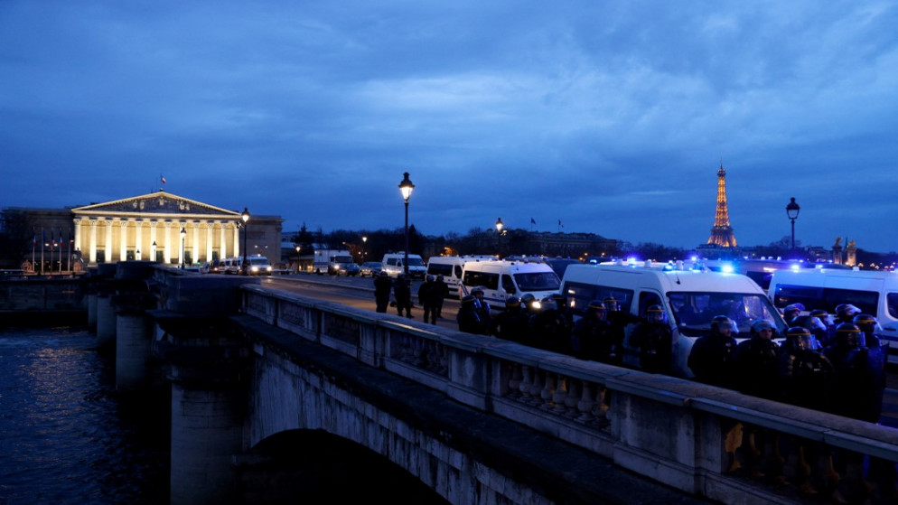 الجسر المؤدي إلى مقر الجمعية الوطنية (البرلمان) في باريس. (أ ف ب)