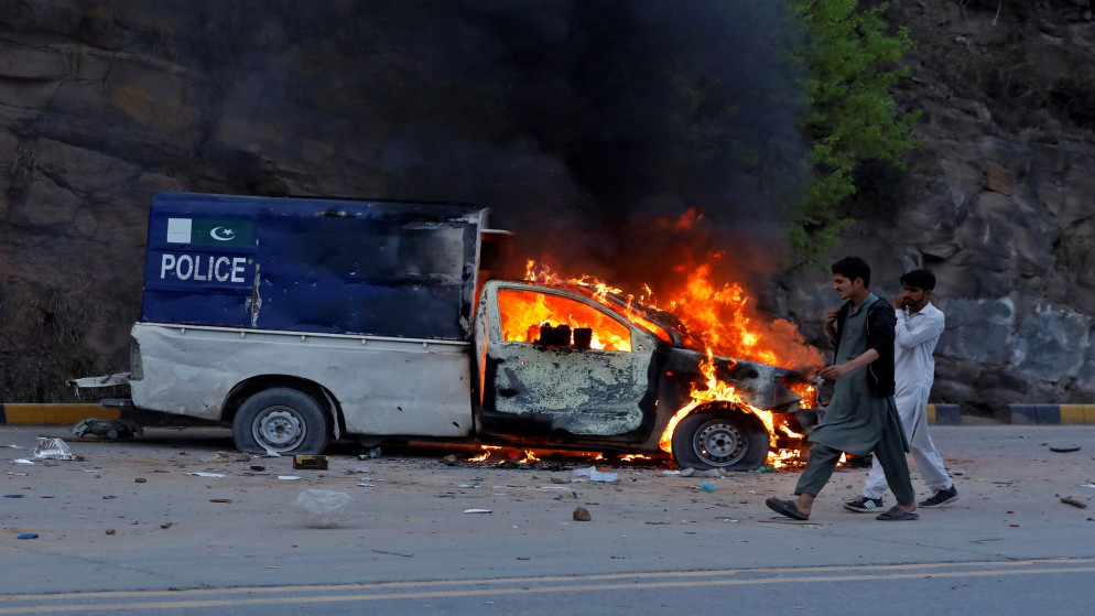 مركبة شرطة محترقة خلال اشتباكات بين أنصار رئيس الوزراء الباكستاني السابق عمران خان والشرطة في إسلام أباد، 18 آذار 2023. (رويترز)