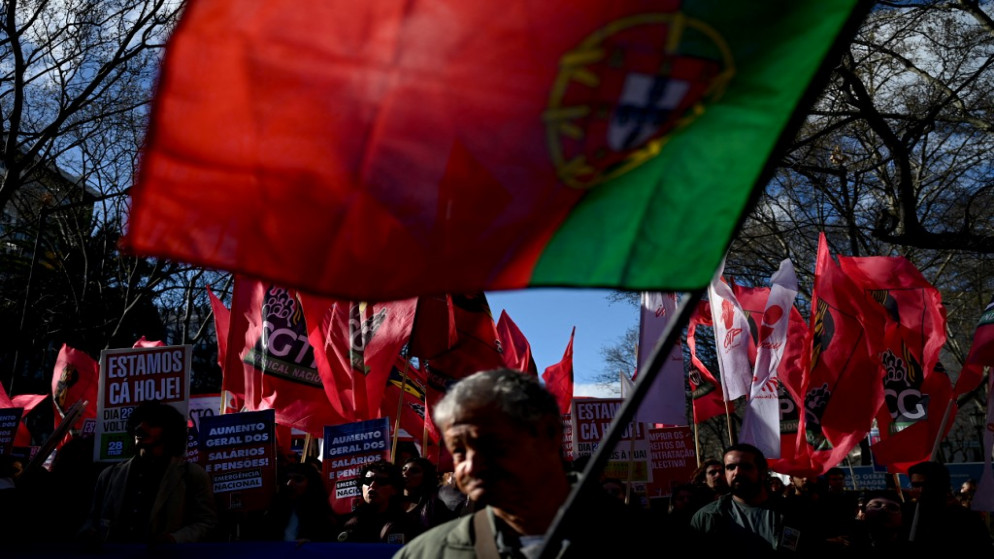 برتغاليون يتظاهرون في لشبونة للمطالبة بزيادة الأجور. (أ ف ب)