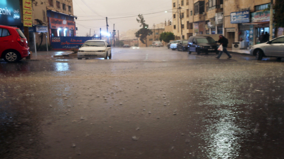 تساقط للأمطار في منطقة في الأردن. (صلاح ملكاوي/ المملكة)