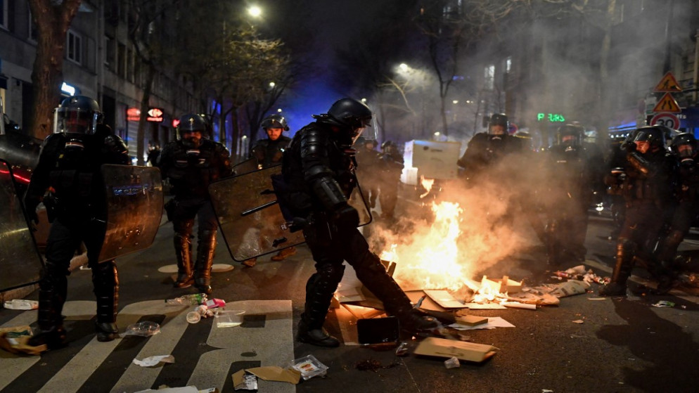 حريق في الطريق خلال مظاهرة في باريس، 18 مارس 2023. (أ ف ب)