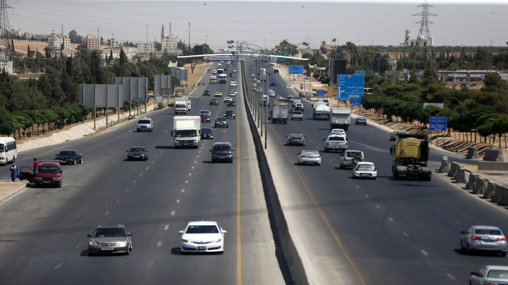مركبات على طريق مطار الملكة علياء الدولي في عمّان. (صلاح ملكاوي/ المملكة)