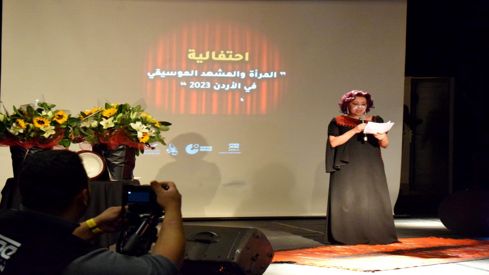 الناشطة الثقافية غيداء حمودة تتحدث في احتفالية "المرأة والمشهد الموسيقي في الأردن". (منظمو الاحتفالية)