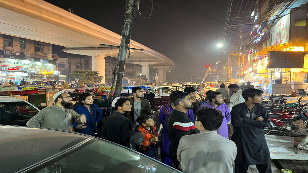 أشخاص يخرجون من مطعم بعد أن شعروا بهزة في لاهور في باكستان، 21 آذار 2023. (رويترز)