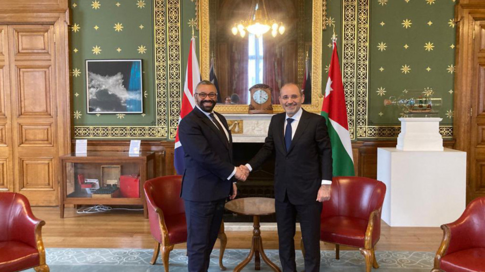 نائب رئيس الوزراء وزير الخارجية وشؤون المغتربين أيمن الصفدي ووزير الخارجية والتنمية البريطاني جيمس كليفيرلي. (وزارة الخارجية)