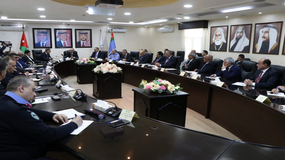 رئيس الوزراء بشر الخصاونة خلال مواصلته جولاته وزياراته التفقدية للمؤسسات بزيارة وزارة الداخلية. (رئاسة الوزراء)