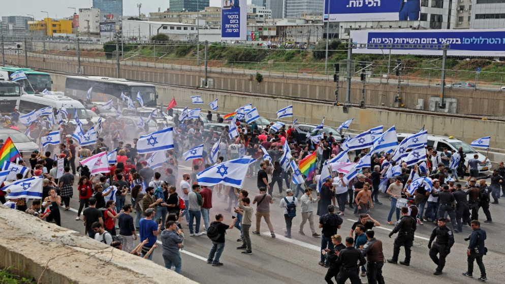 شرطة الاحتلال الإسرائيلية تقمع متظاهرين خلال احتجاجات في تل أبيب ضد تعديلات قضائية مثيرة للجدل. 23/03/2023. (جاك جويز / أ ف ب)
