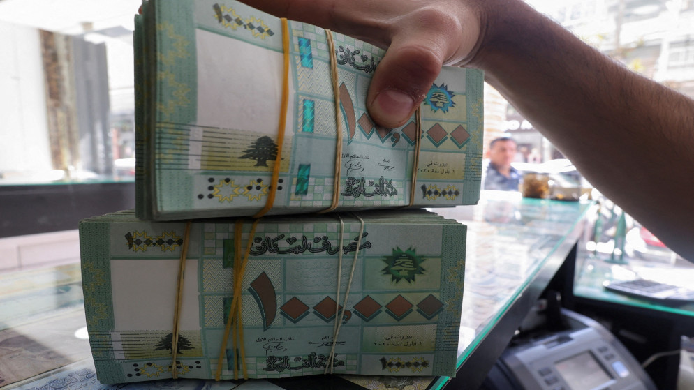 عرض لليرة اللبنانية داخل محل للصرافة في بيروت. (رويترز)