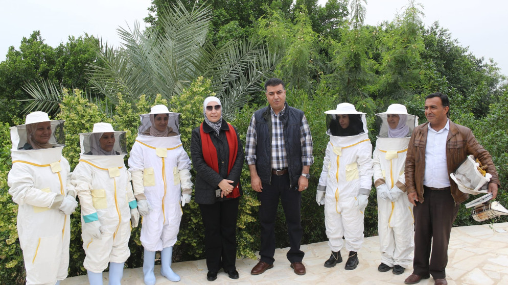 وزير الزراعة خالد الحنيفات اليوم خلال جولة شملت محافظة البلقاء. (وزارة الزراعة)